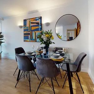 Apartment Docklands Riverside Superior 3 Bedroom Apartment By Delta Accomodation, London