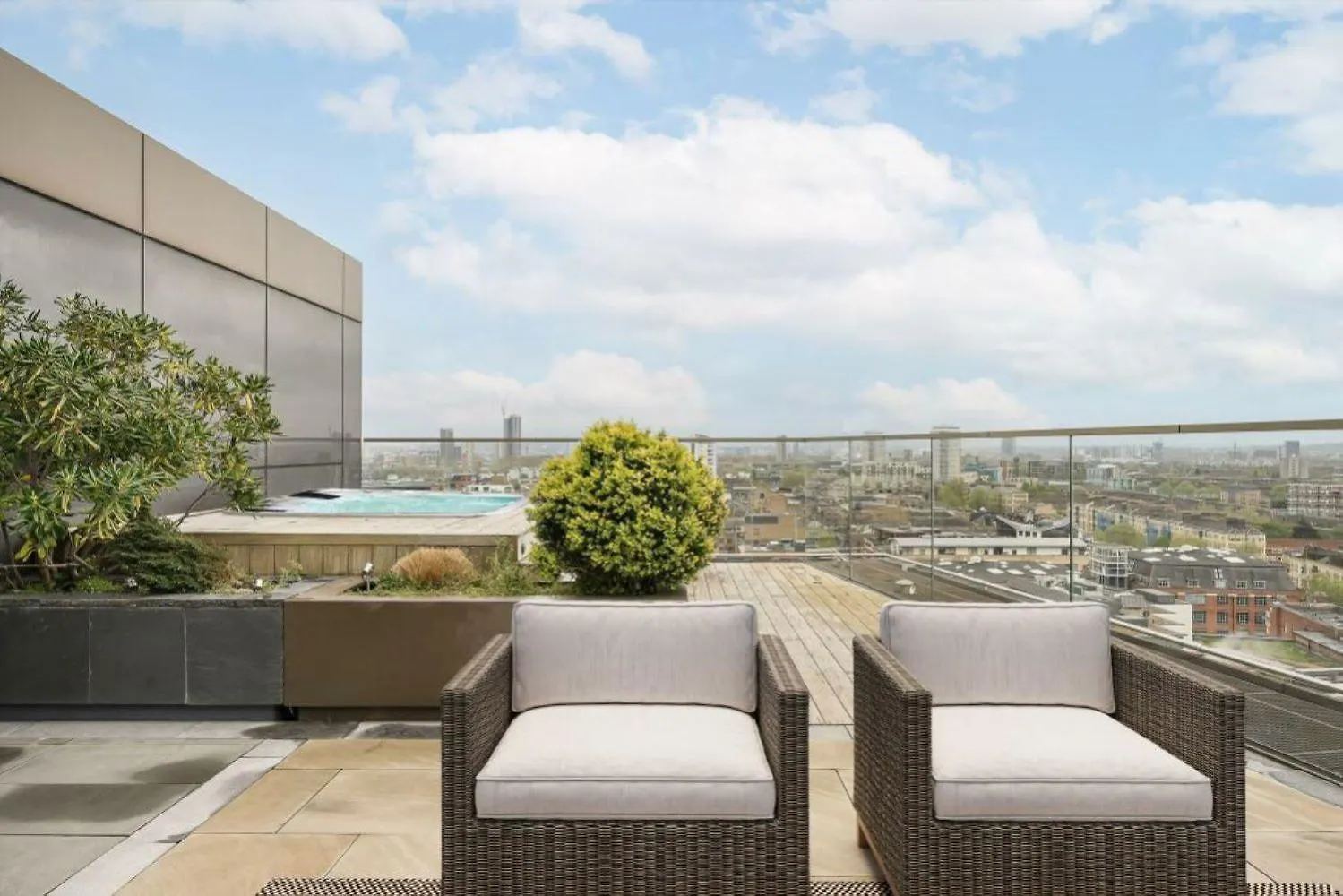 Stunning Duplex Penthouse Over 2200 Sq Ft Sleeps 8 With Jacuzzi Rooftop Views Of The City Apartment London United Kingdom