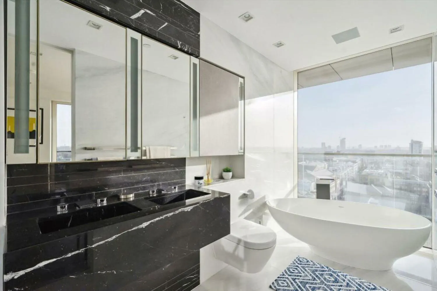 Stunning Duplex Penthouse Over 2200 Sq Ft Sleeps 8 With Jacuzzi Rooftop Views Of The City Apartment London