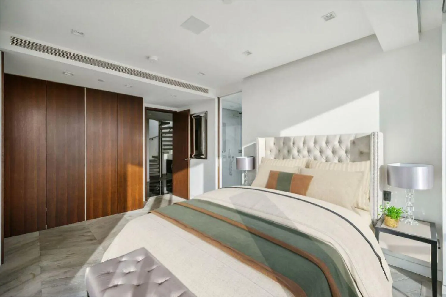 Stunning Duplex Penthouse Over 2200 Sq Ft Sleeps 8 With Jacuzzi Rooftop Views Of The City Apartment London