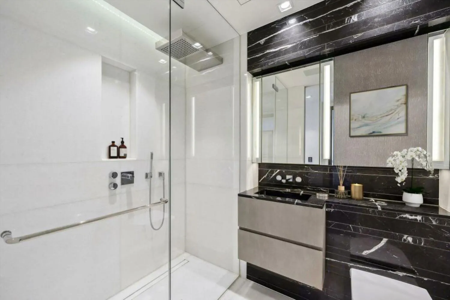 Stunning Duplex Penthouse Over 2200 Sq Ft Sleeps 8 With Jacuzzi Rooftop Views Of The City Apartment London