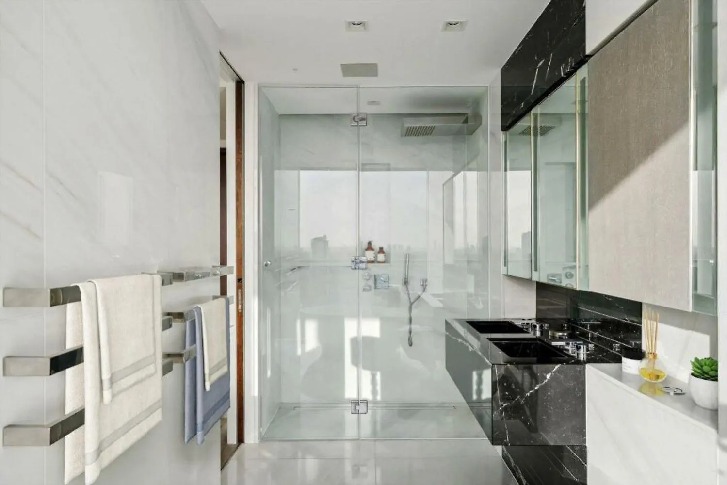 Stunning Duplex Penthouse Over 2200 Sq Ft Sleeps 8 With Jacuzzi Rooftop Views Of The City Apartment London