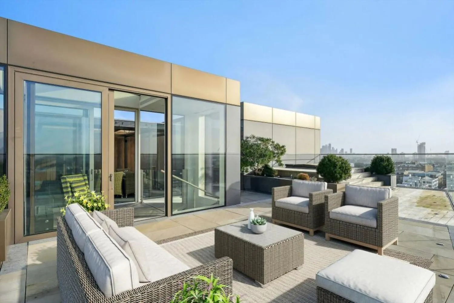 Stunning Duplex Penthouse Over 2200 Sq Ft Sleeps 8 With Jacuzzi Rooftop Views Of The City Apartment London