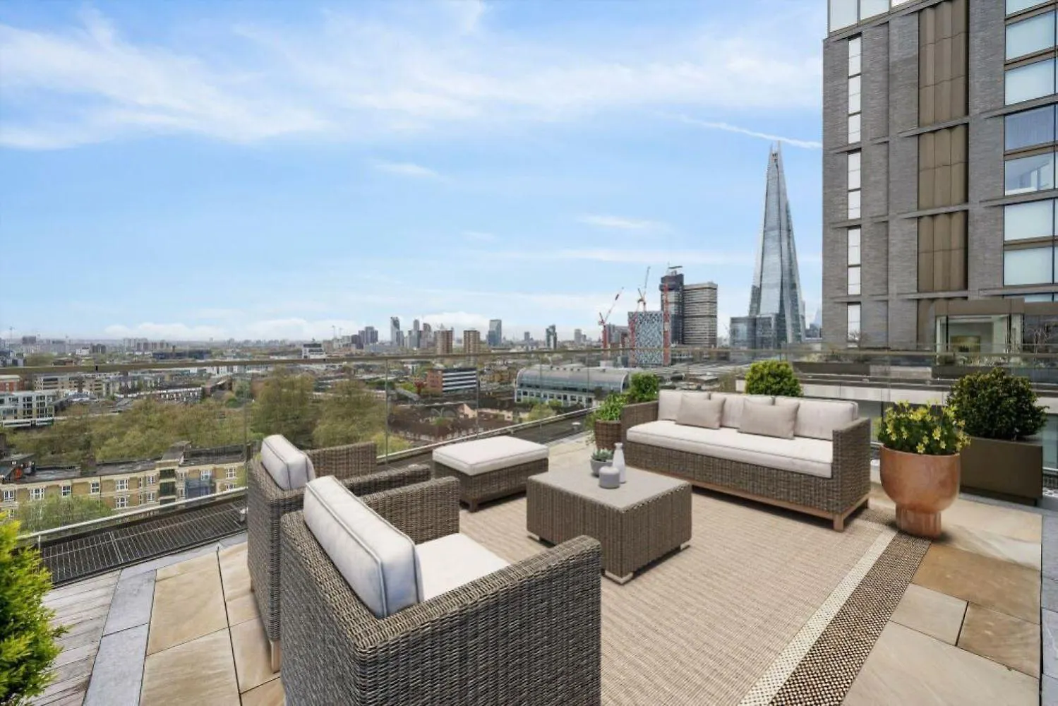 Stunning Duplex Penthouse Over 2200 Sq Ft Sleeps 8 With Jacuzzi Rooftop Views Of The City location